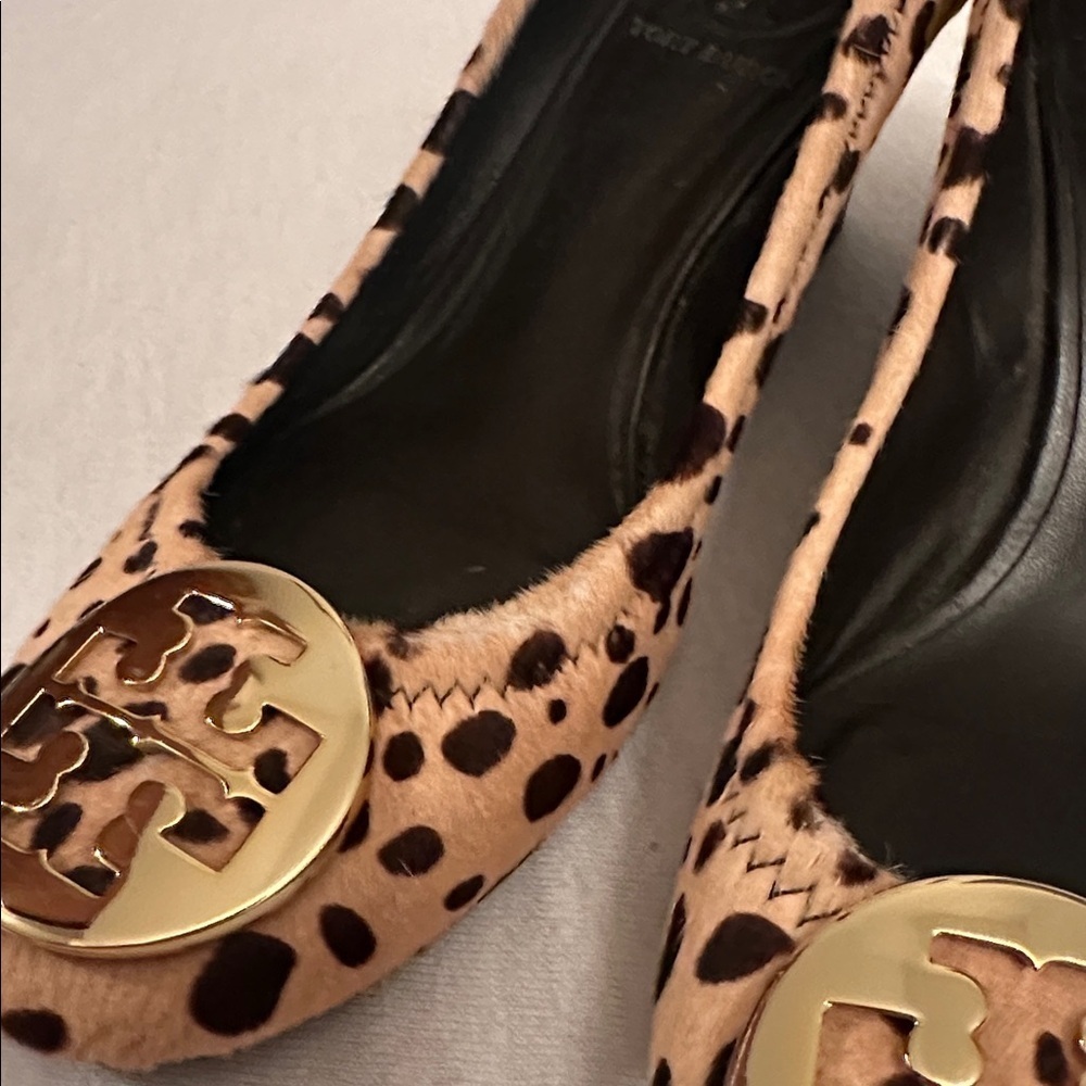 Tory Burch Calf Hair Leopard Wedge Pumps Gold-Tone Logo Women’s Size 6.5 - Picture 14 of 16